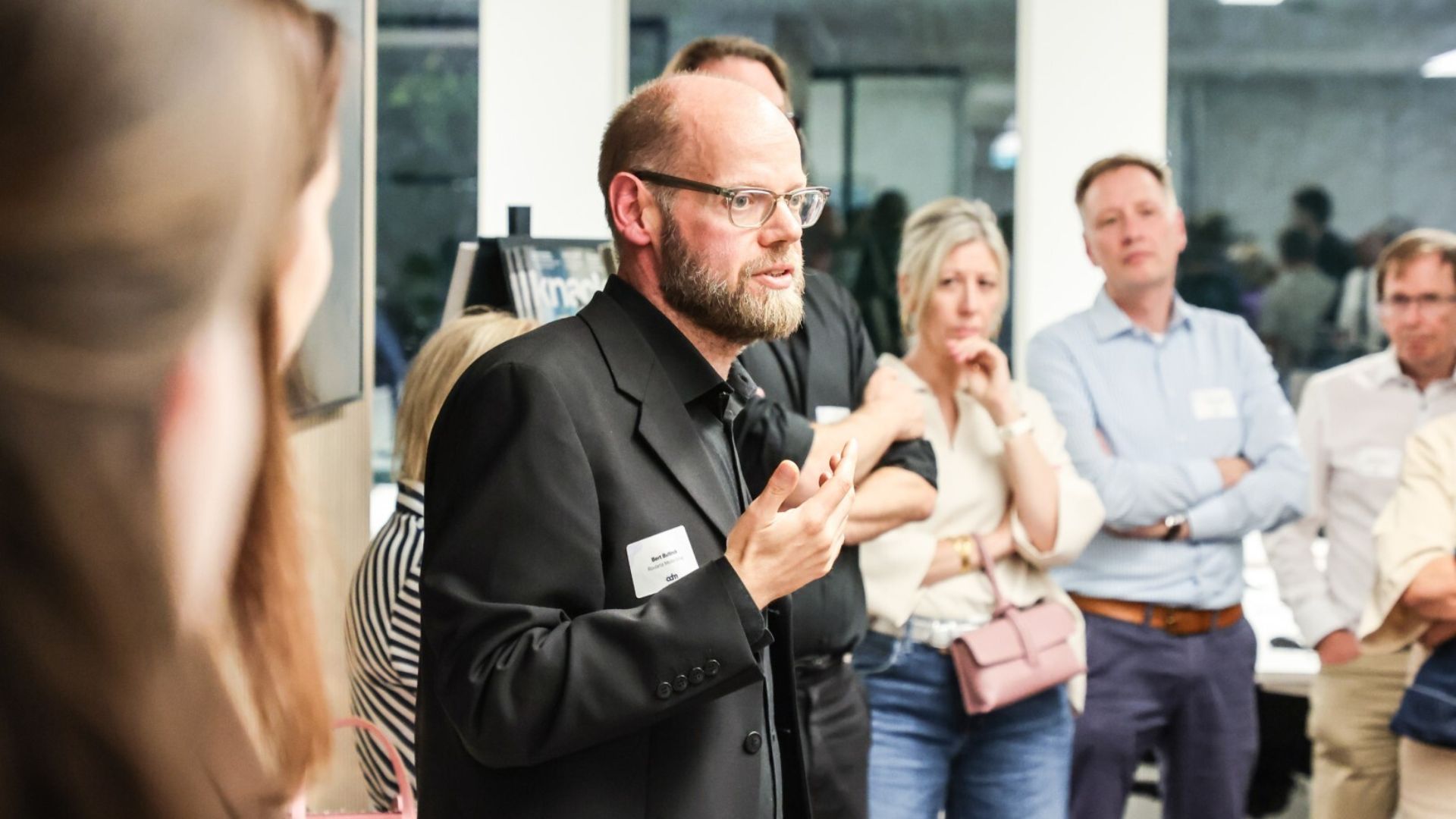 Spreker in gesprek met het publiek op het netwerkevent van ADM Belgium bij Roularta Group
