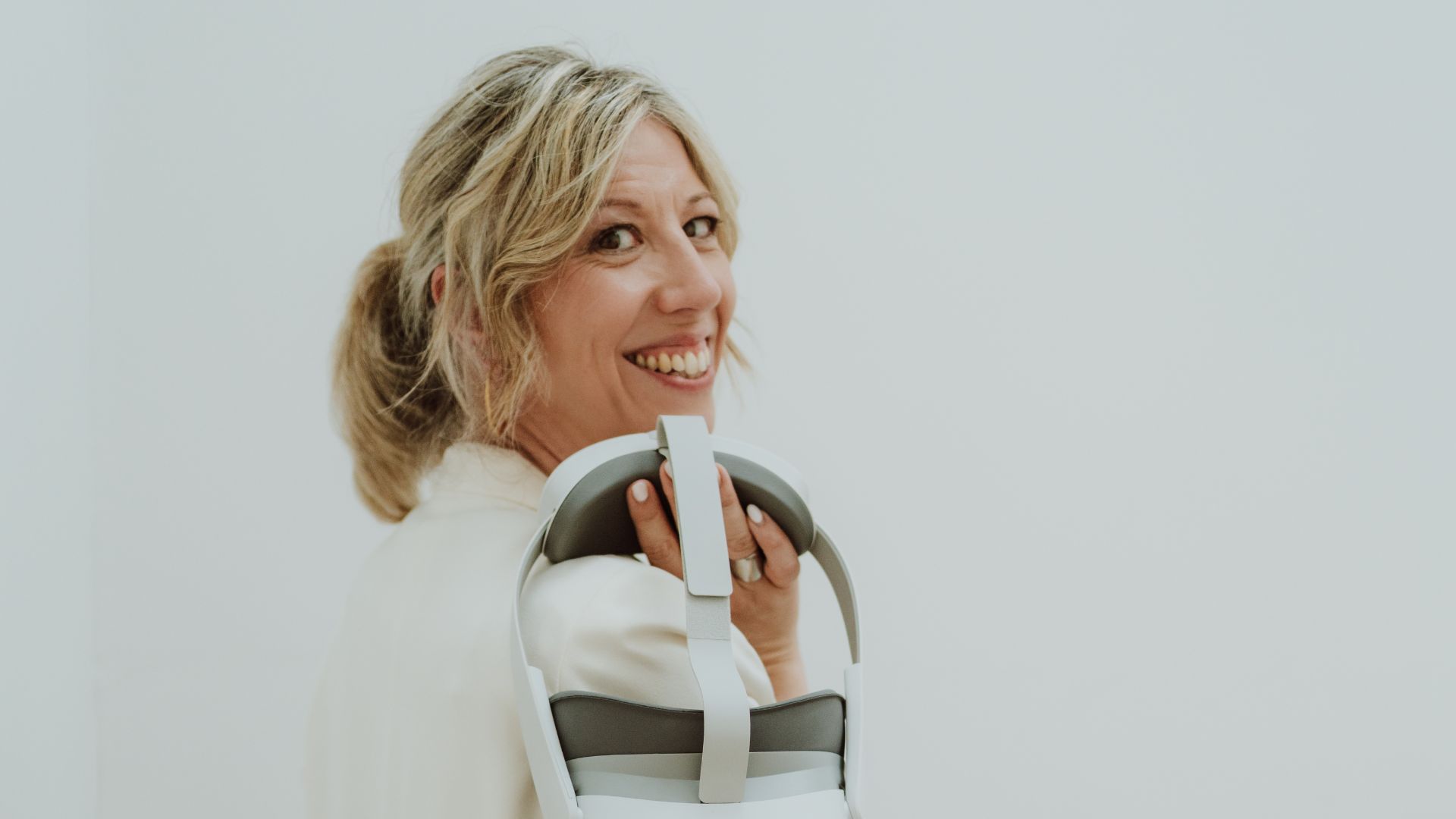 Elke Van Parys met VR-bril in de studio in Deinze