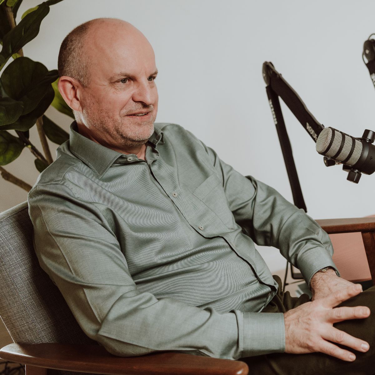 Gast in gesprek aan de RØDE-microfoon in de studio