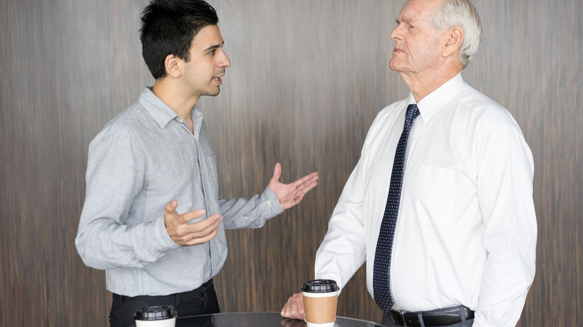 Twee collega's in gesprek tijdens de workshop Succesvol omgaan met lastige mensen op het werk