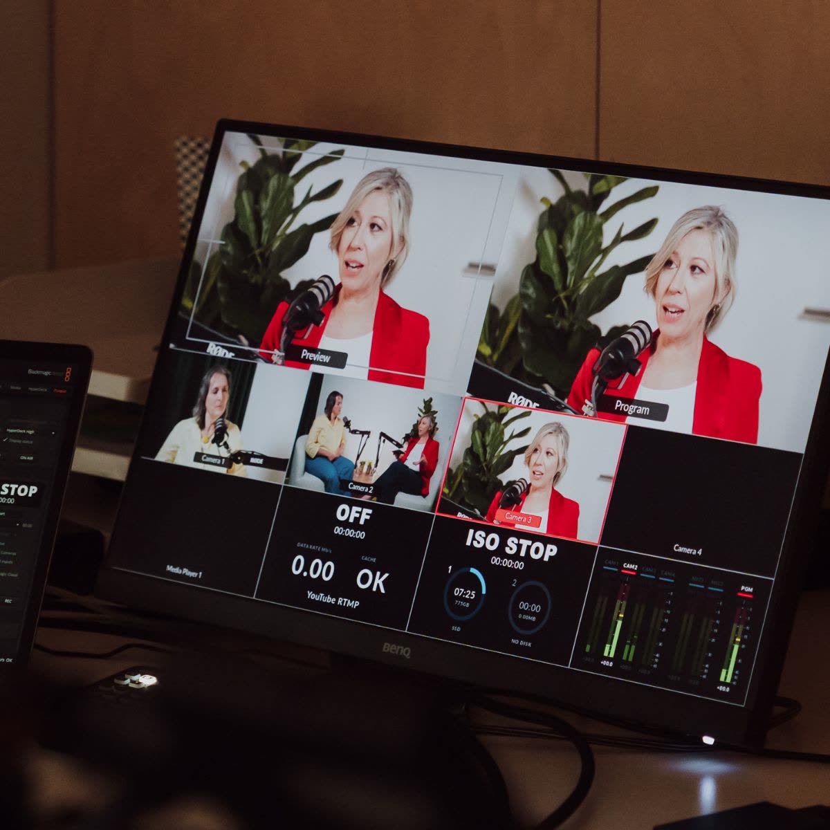Regiescherm met camerastandpunten tijdens een multicam vodcast
