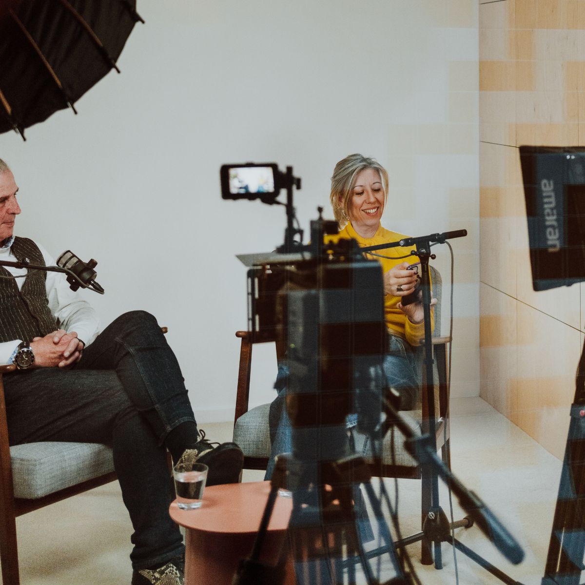 Interview opname met twee gasten in de studio