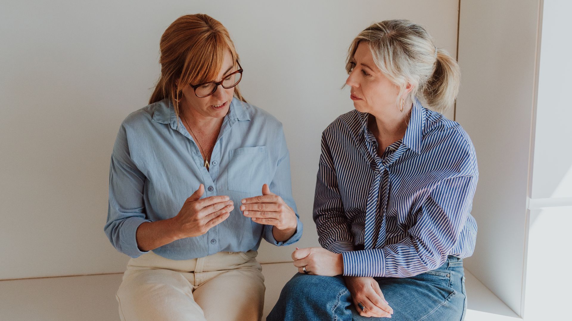 Twee vrouwen in gesprek op het werk