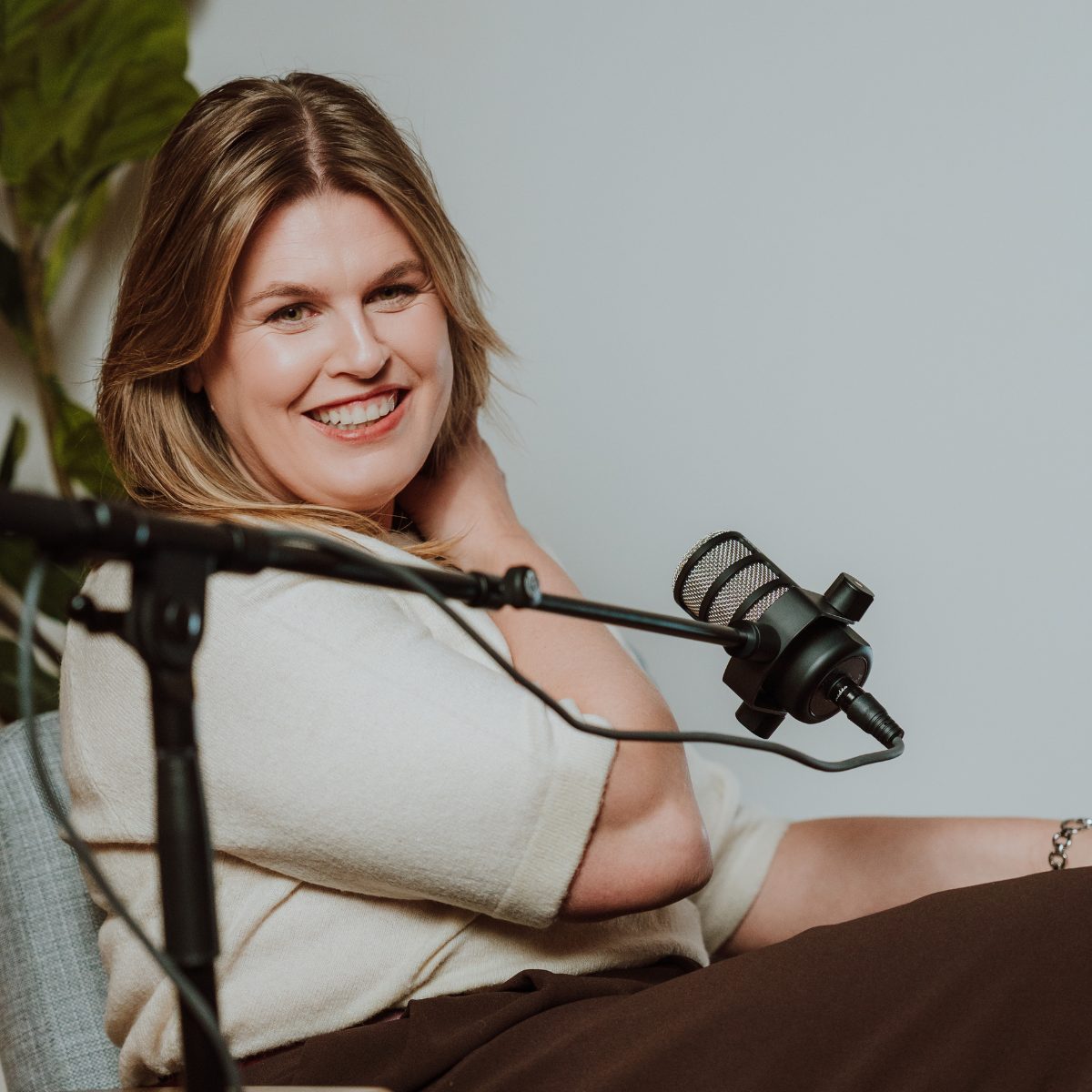 Elke Van Parys in gesprek aan de microfoon tijdens een klankbordsessie in de studio