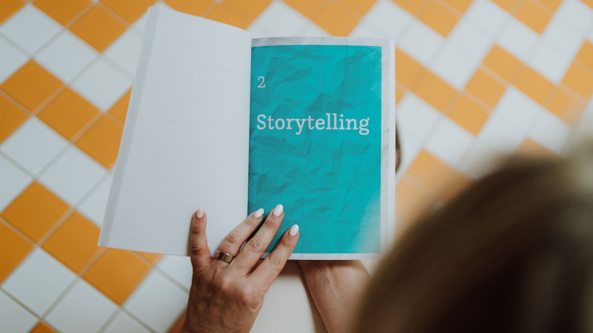 Boek opengelegd op een hoofdstuk met de titel Storytelling
