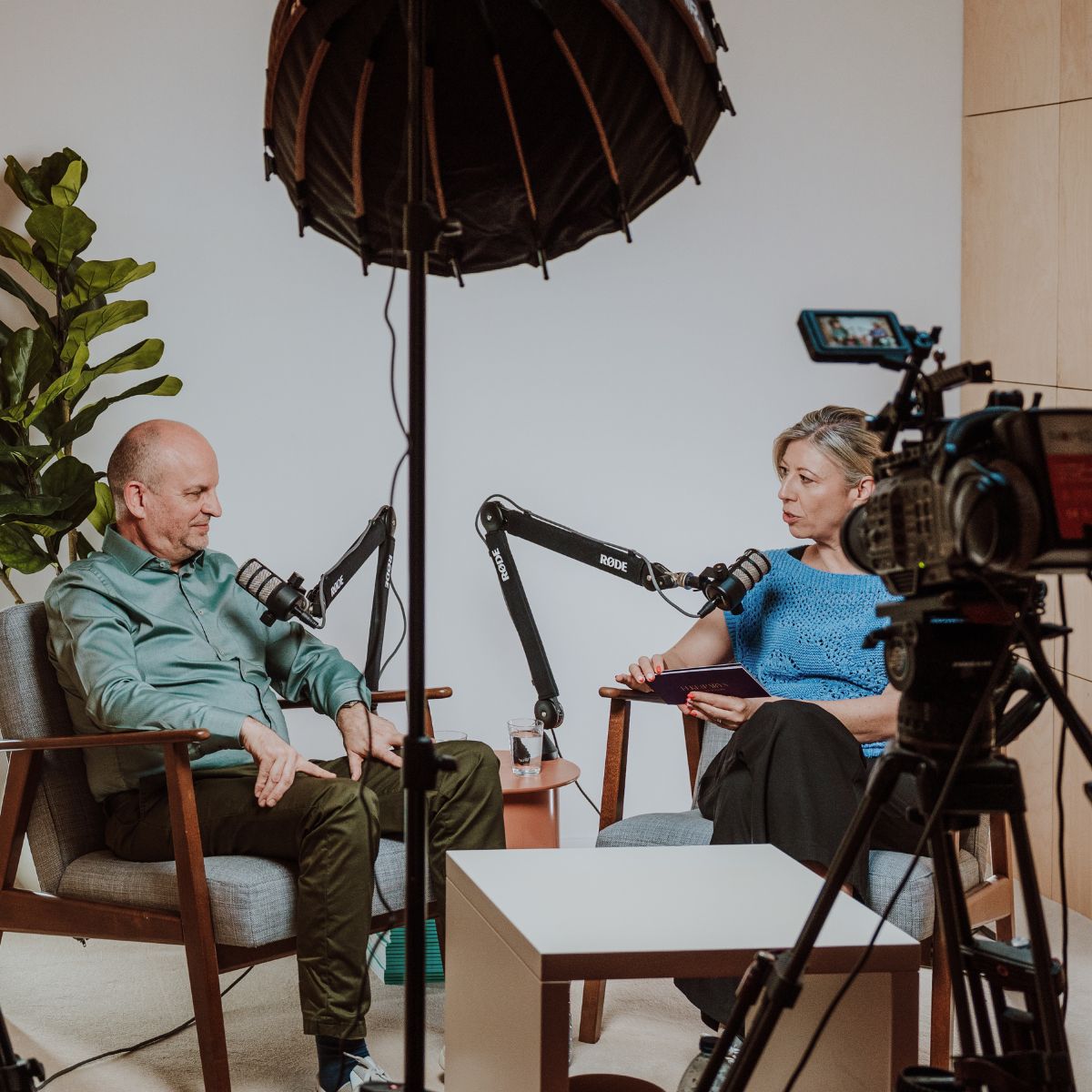 Interview aan de RØDE-microfoons in de studio met camera en studiolamp
