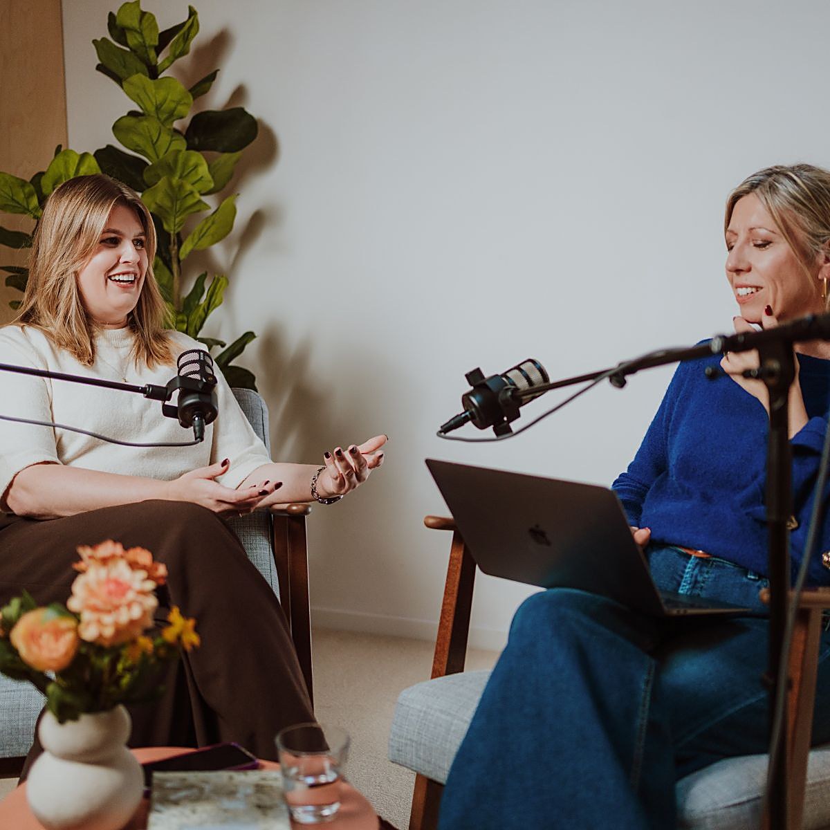 Interview met twee vrouwen aan de microfoons in de studio