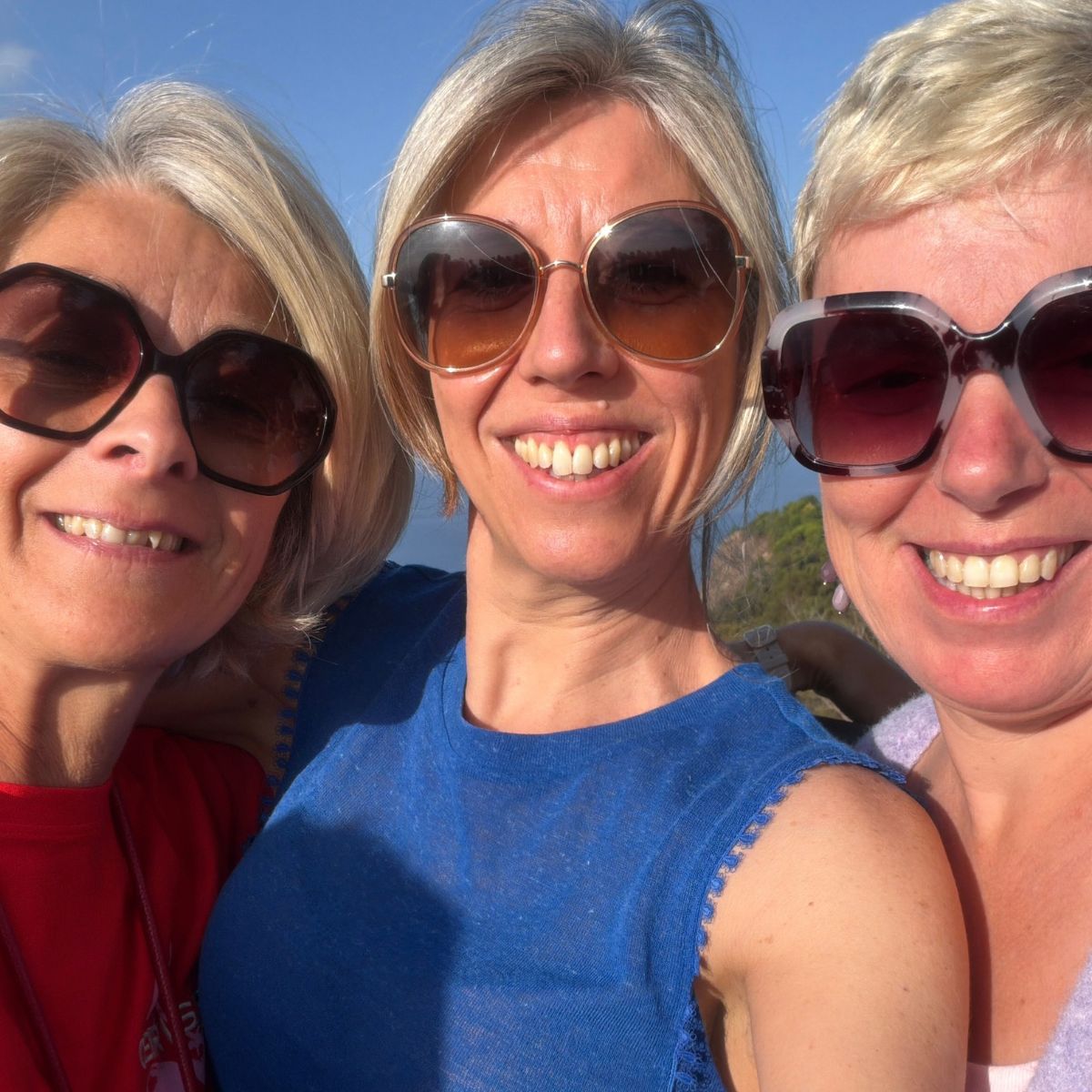 Selfie van drie glimlachende vrouwen met zonnebrillen op Madeira