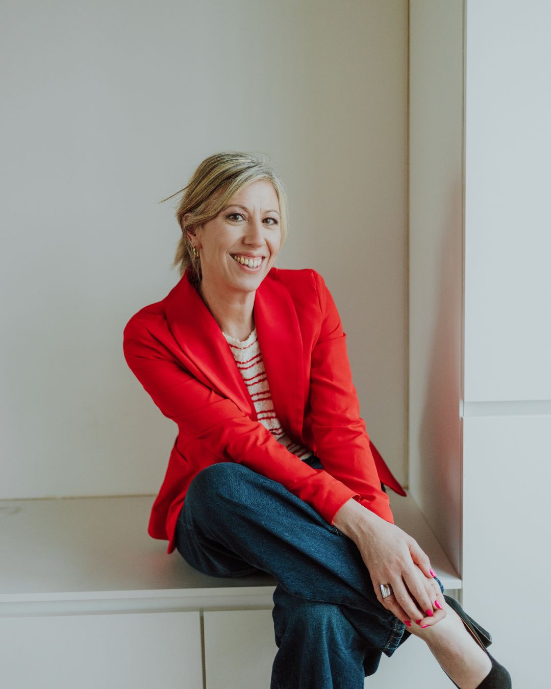 Elke Van Parys, owner van heydays, in rode blazer