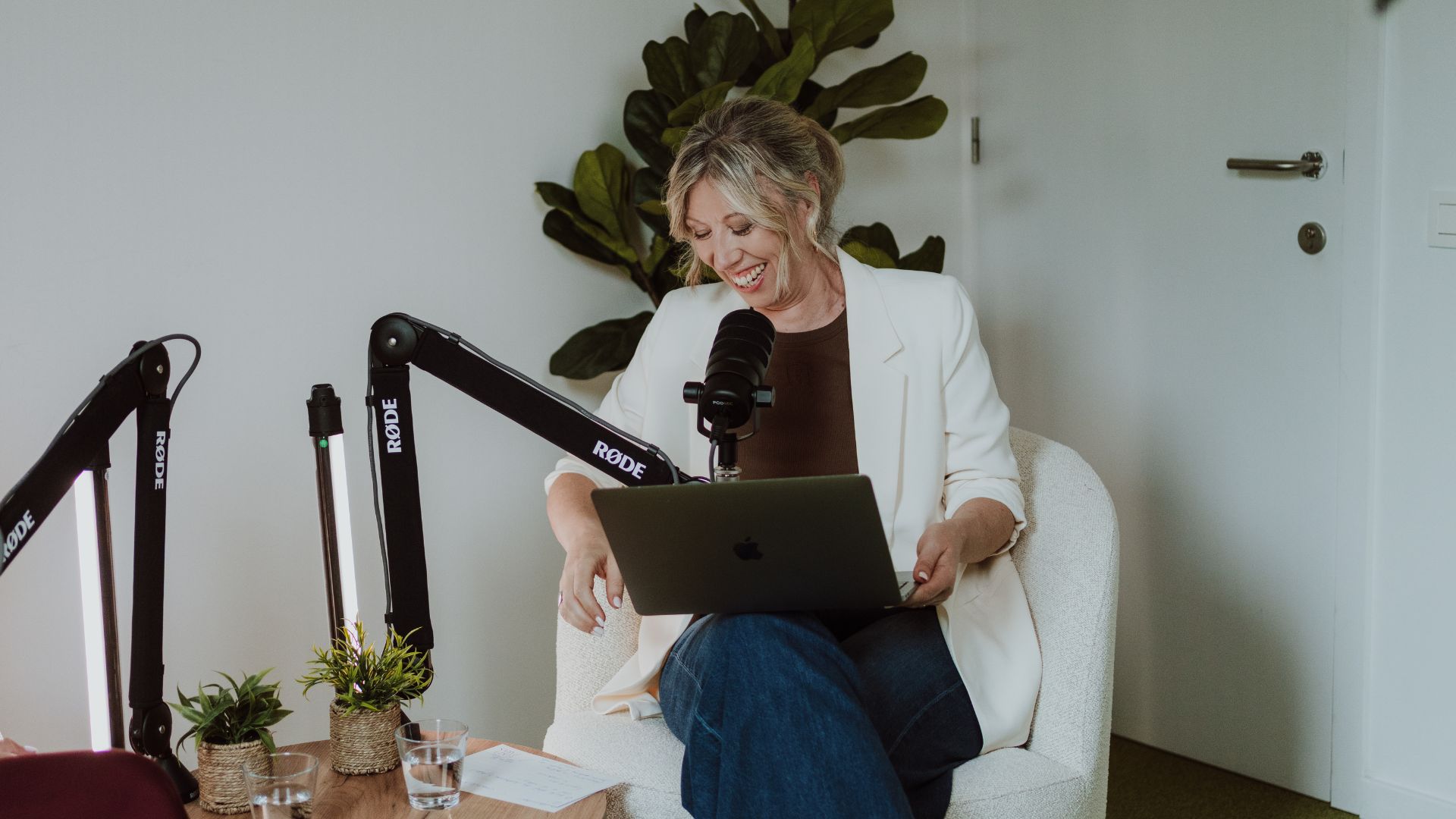 Elke Van Parys aan de microfoon in de podcaststudio