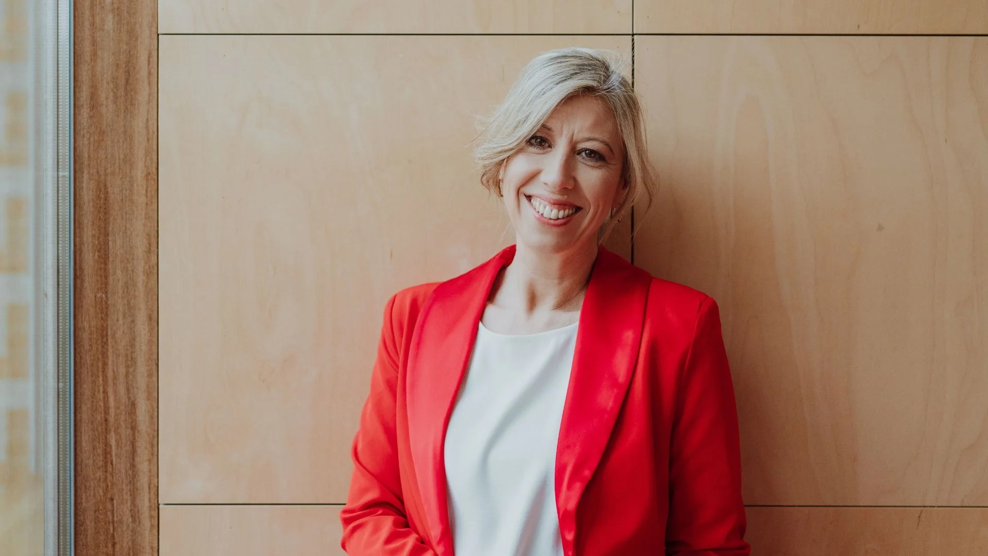 Elke Van Parys in rode blazer bij heydays aan de Leie in Deinze