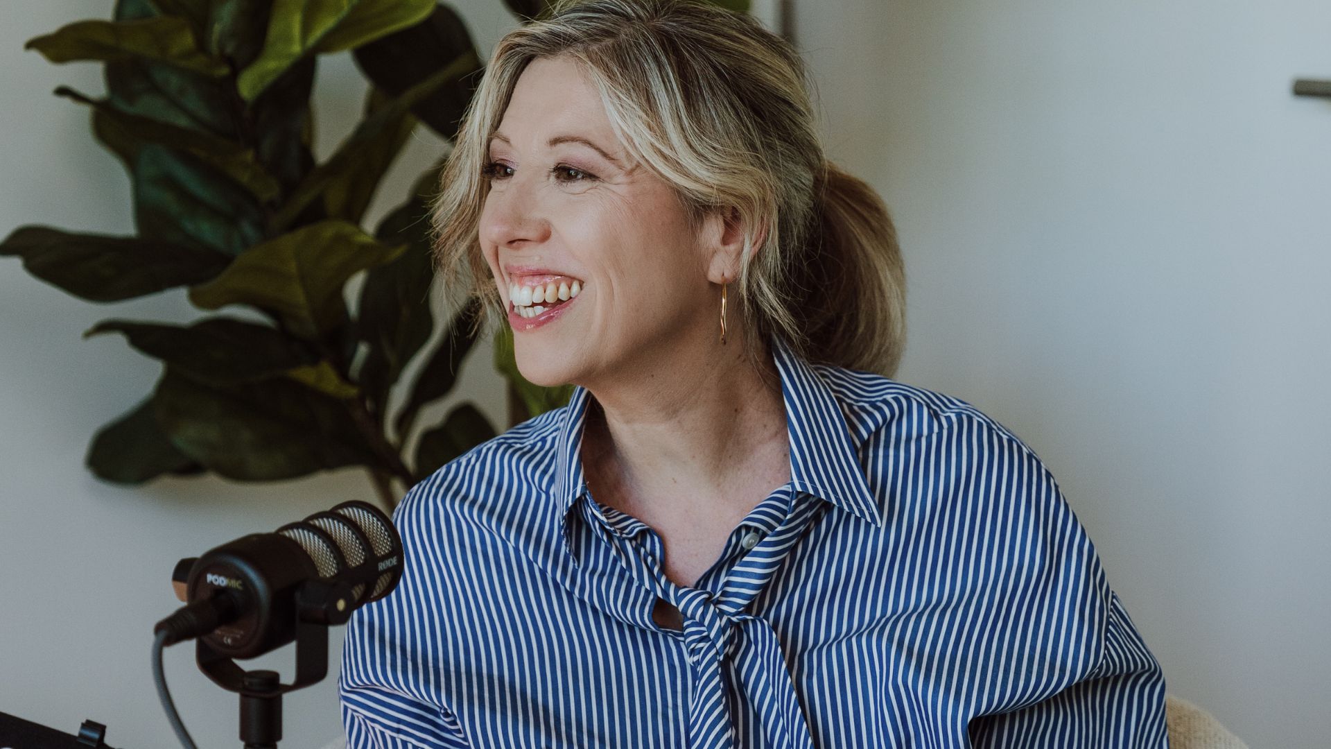 Elke Van Parys in de podcaststudio van Studio heydays in Deinze