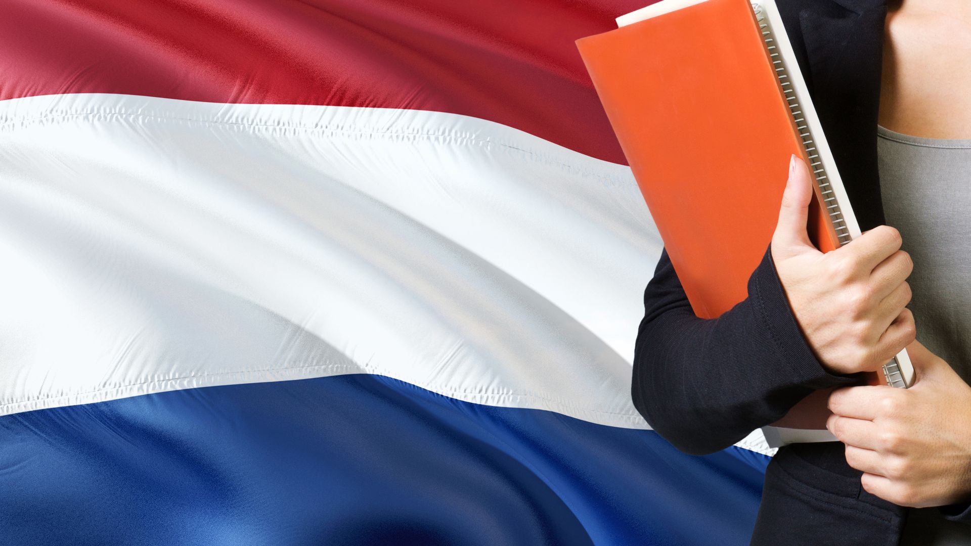 Professionele expat met oranje notitieboek voor de Nederlandse vlag