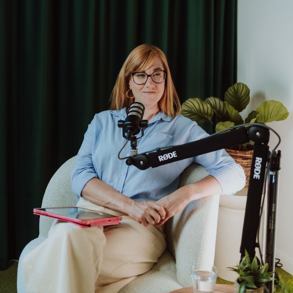 Gast aan de microfoon in de podcaststudio