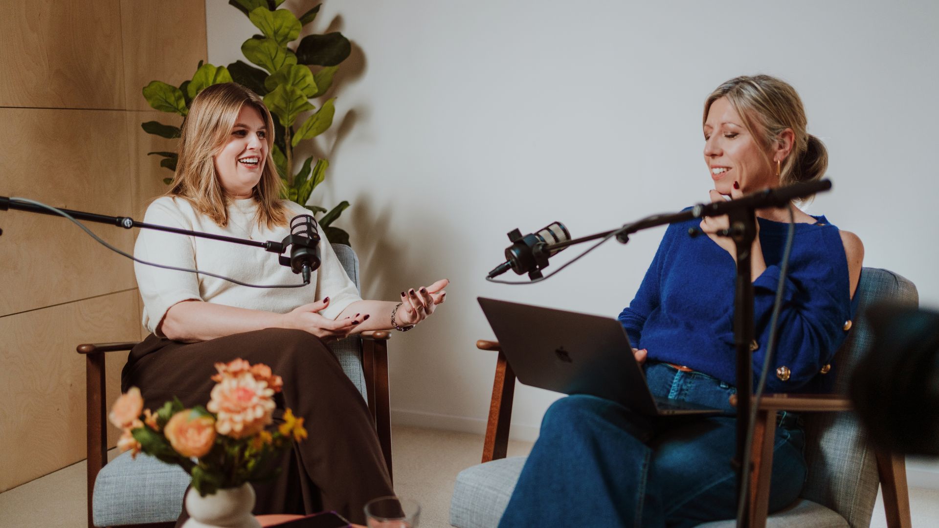 Mel Defreyne en Elke Van Parys in gesprek achter de microfoons in de podcaststudio