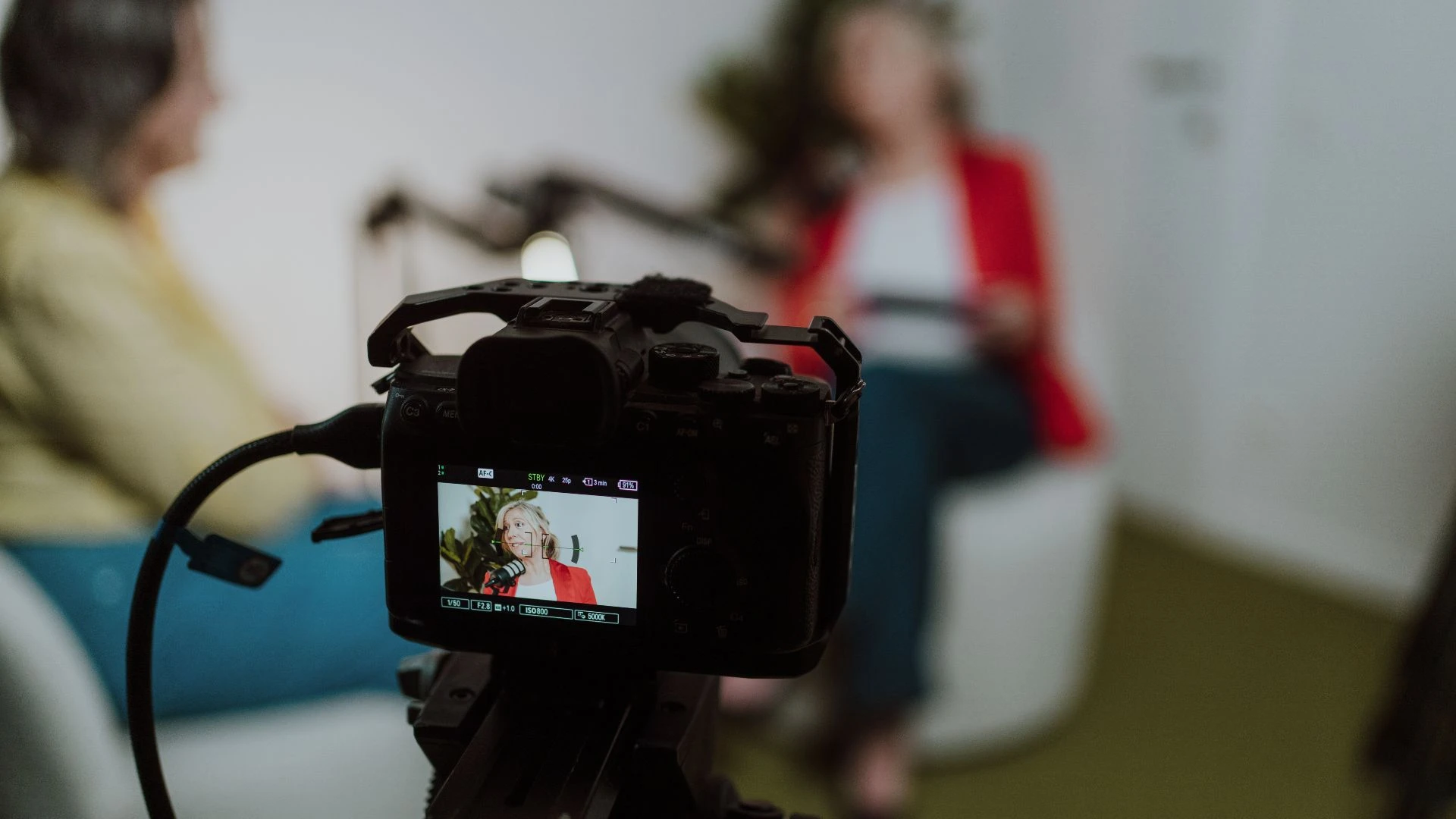 Camera-opname van een podcastgesprek in de podcaststudio van heydays