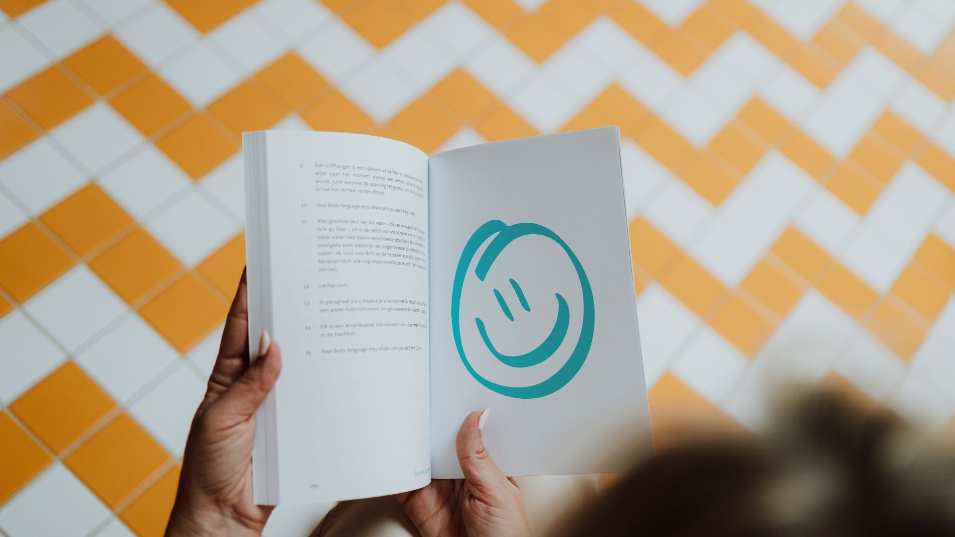 Open boek met een getekende smiley en genummerde notities, van bovenaf gefotografeerd