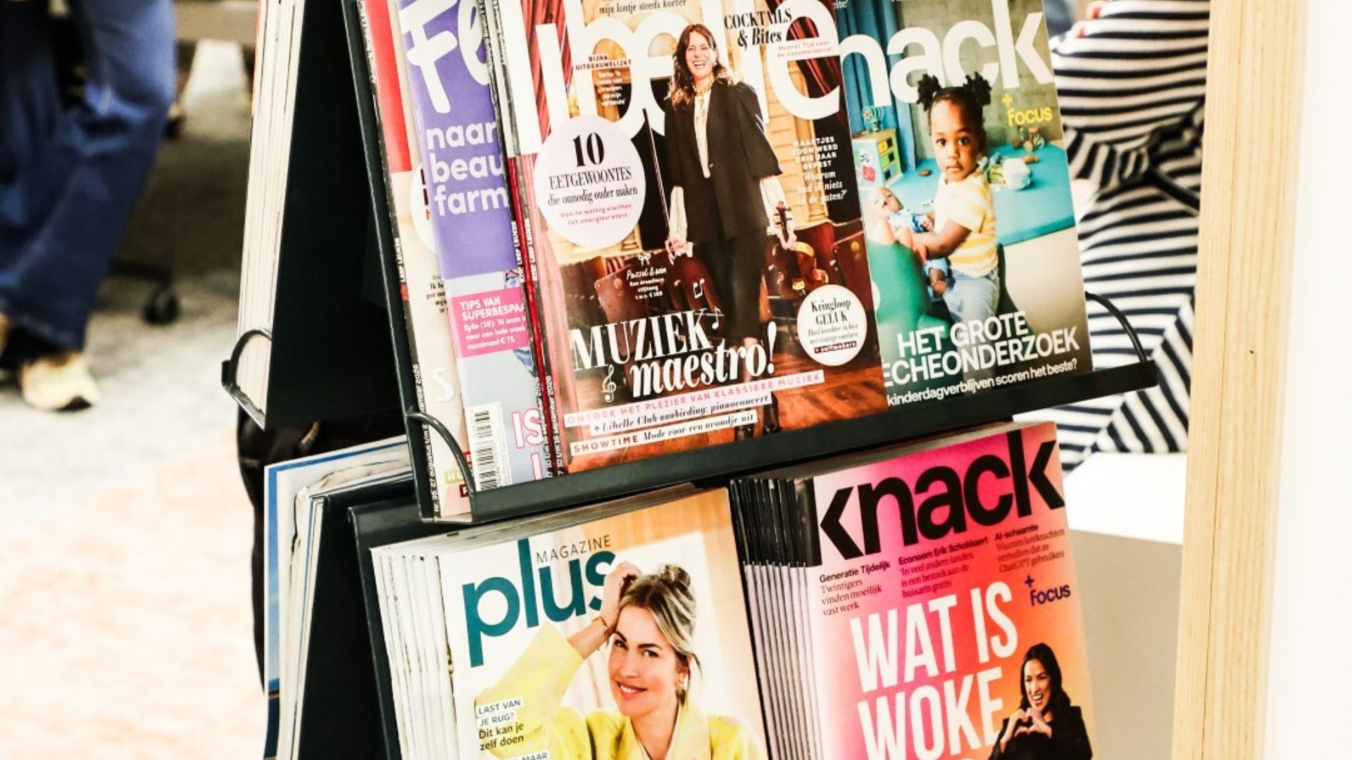 Magazines van Roularta in een tijdschriftenrek tijdens het netwerkevent van ADM Belgium